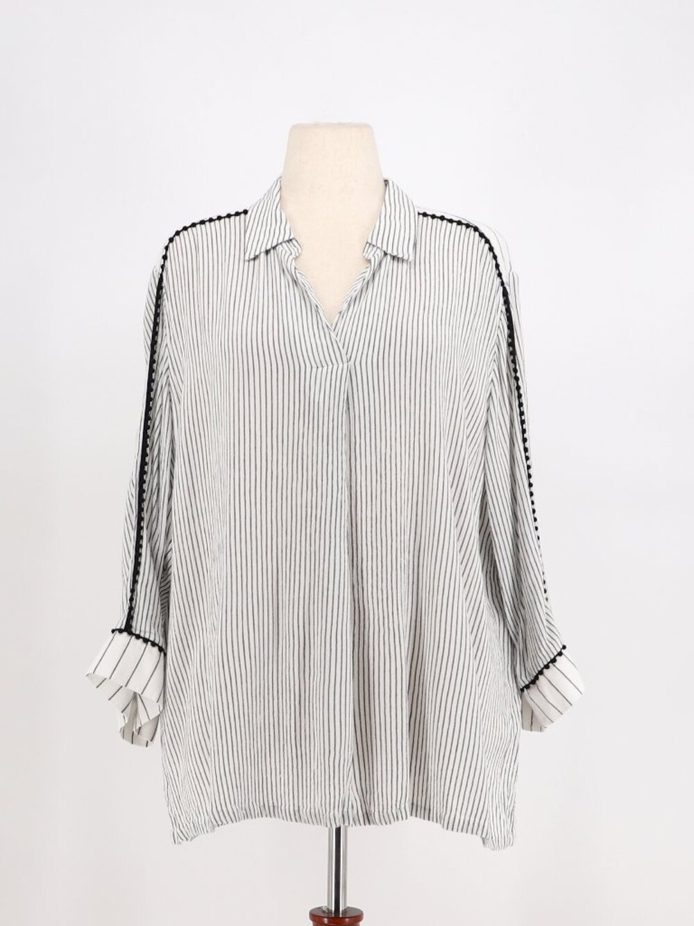 CHICO'S Black White Pinstripe Tunic Blouse Crochet Trim Rayon Size 4/ XXL